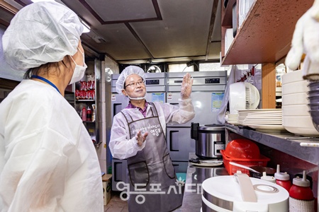 ▲최호권 영등포구청장이 아동급식 카드 다빈도 이용업소 위생점검을 실시하고 있다. ©영등포구 제공