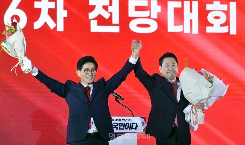 ▲8월 22일 청주 오스코에서 당 대표와 최고위원 지명을 위한 제6차 전당대회에서 결선에 오른 김문수(왼쪽)후보와 장동혁 후보(오른쪽) Ⓒ영등포시대