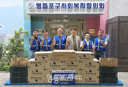 ▲서울여의도로타리클럽이 8월 27일 영등포구사회복지협의회에 취약계층 어르신의 건강한 여름나기를 위한 보양식을 전달하고 있다. ⓒ영등포구사회복지협의회 제공