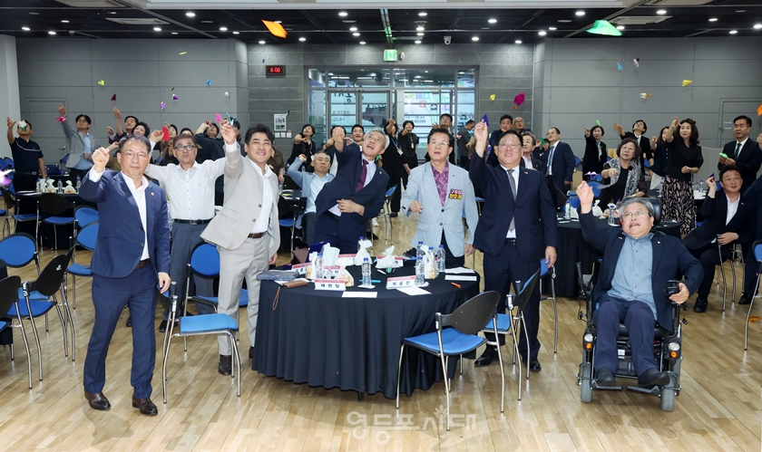▲영등포시대 창간 10주년 기념식에 참석한 내빈과 영등포시대 가족들이 영등포시대 창간 10주년을 축하하는 종이비행기를 날리고 있다. ⓒ영등포시대