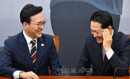 ▲장동혁 국민의힘 당 대표(오른쪽)가 9월 1일 국회에서 김민석 국무총리 예방을 받고 웃으면서 대화를 나누고 있다. Ⓒ영등포시대 