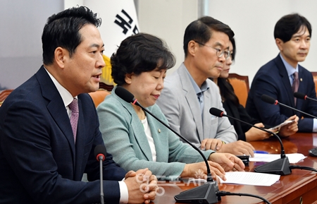 ▲장동혁 대표(왼쪽)가 9월 2일 국회에서 열린 사법정의수호 및 독재 저지 특별위원회 전체회의에서 “특검이 저희 국민의힘 원내대표실 등을 동네 편의점 드나들듯이 드나들고 있다”라고 강하게 비판하고 있다. Ⓒ영등포시대 