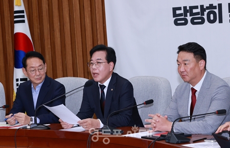 ▲송언석 원내대표(가운데)가 9월 5일 국회에서 열린 원내대책회의 모두 발언에서 특검이 시행한 원내대표실 압수수색에 대해 “추경호 전 원내대표와 국민의힘에 대한 검열 정치 보복에 불과했다는 것이 확인되었다”라고 주장하고 있다. Ⓒ영등포시대