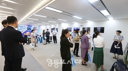 ▲서울AI스마트시티센터 안내 프로그램에 참여 중인 시민과 방문객들이 관람하고 있다. ⓒ서울시 제공