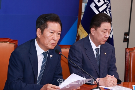 ▲정청래 대표(왼쪽)가 9월 8일 국회에서 열린 최고위원회의 모두 발언에서 “더 이상 독점적 권력으로 국민에 군림하지 못하게 될 것이다”라면서 중수청과 공수청 신설에 대해 밝히고 있다. Ⓒ영등포시대