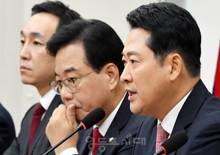 ▲장동혁 국민의힘 대표(오른쪽)가 9월 8일 국회에서 열린 최고위원회의 모두 발언에서 미국에 구금된 우리나라 근로자들에 대한 석방 문제를 “대통령이 직접 나서서 이 문제를 조속히 해결해 줄 것”을 촉구하고 있다. Ⓒ영등포시대