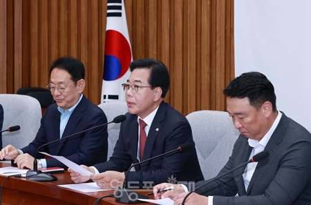 ▲송언석 원내대표(가운데)가 9월 9일 국회에서 열린 원내내책회의 모두 발언에서 “대통령실은 미국의 한국 근로자 억류 사태에 대해 “석방 교섭을 마무리했다며 생색을 냈다”라면서 “이는 사실과 다르다”라고 강하게 비판하고 있다. Ⓒ영등포시대