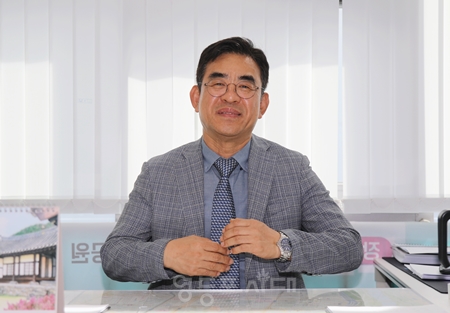 ▲김선기 양평1동 주민자치위원장이 9월 3일 주민복지회관 5층 주민자치회실에서 본지와 인터뷰에 앞서 옷매무시를 다듬고 있다. ©영등포시대