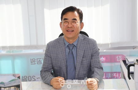 ▲김선기 양평1동 주민자치위원장이 9월 3일 주민복지회관 5층 주민자치회실에서 본지와 인터뷰를 하고 있다. ©영등포시대