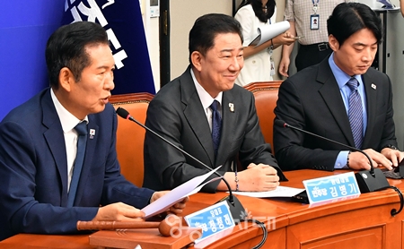 ▲정청래 민주당 대표(왼쪽)가 9월 10일 국회에서 열린 최고위원회의 모두 발언에서 “이재명 정부가 대한민국의 새로운 역사를 써가고 있다”라고 강조하고 있다. Ⓒ영등포시대 