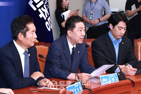 ▲김병기 더불어민주당 원내대표(가운데)가 15일 서울 여의도 국회에서 열린 최고위원회의에서 발언하고 있다. ⓒ영등포시대