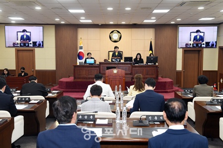 ▲정선희 영등포구의회 의장이 9월 19일 의회 본회의장에서 열린 제264회 임시회 개회식에서 개회사를 하고 있다. ©영등포구의회 제공