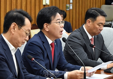 ▲송언석 원내대표(가운데)가 9월 19일 국회에서 열린 원내대책회의 모두 발언에서 “조희대 대법원장을 향한 정치 공작과 허위사실 유포에 대해 즉각 형사상 고발 조치와 국정조사 요구서를 제출하겠다”라고 밝히고 있다. Ⓒ영등포시대