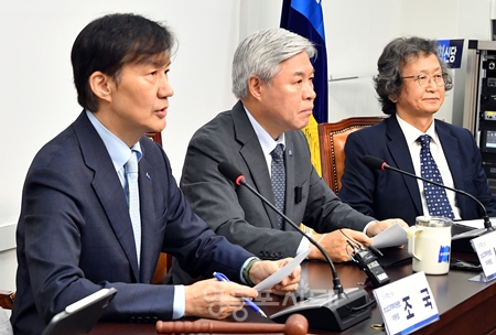 ▲조국 비대위원장(왼쪽)이 9월 22일 국회에서 열린 비대위원회 모두 발언에서 “국민의힘이 장외 집회를 대구에서 연 것은, 대구 시민에 대한 모독이다”라고 강하게 비판하고 있다. Ⓒ영등포시대