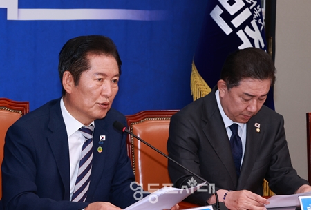 ▲정청래 대표(왼쪽)가 9월 22일 오후 국회에서 열린 최고위원회의 모두 발언에서 “이재명 대통령은 제80차 유엔총회 기조연설을 통해 대한민국이 내란을 극복하고 아주 빨리 정상상태로 복원되었음을 세계에 천명할 것이다”라고 밝히고 있다. ⓒ영등포시대