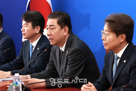 ▲김병기 더불어민주당 원내대표(가운데)가 23일 서울 여의도 국회에서 열린 원내대책회의에서 발언하고 있다. ©영등포시대