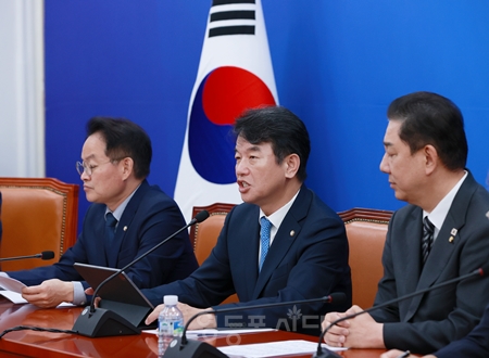 ▲문진석 부대표(가운데)가 9월 23일 국회에서 열린 원내대책회의 모두 발언에서 정부가 내놓은 관세 대응 119+에 대해 “시의적절한 대책이다”라고 강조하고 있다. Ⓒ영등포시대