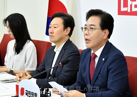 ▲송언석 국민의힘 원내대표 9월 23일 국회에서 갖은 원내대표 취임 100일 기자회견을 열고 지난 100일 동안의 일정 중에서 가장 크게 성과로 “무난하게 잘 마무리한 전당대회”를 꼽고 있다. Ⓒ영등포시대