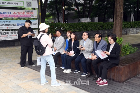 ▲양송이 영등포구의회 행정위원회 위원장과 위원들이 9월 23일 영등포 도보여행 1코스를 직접 체험하며 관광해설사의 설명을 듣고 있다. ⓒ영등포구의회 제공