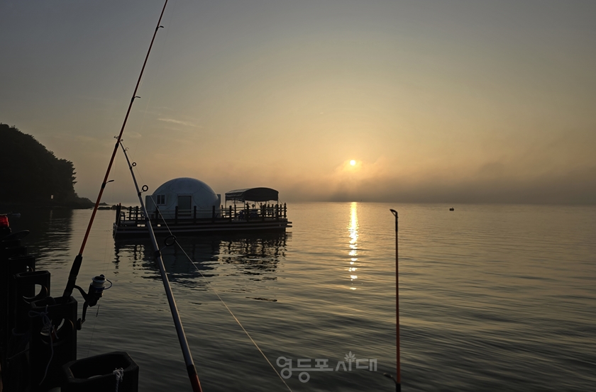 ▲25년 9월 27일 아침, 창리포 해상 펜션에서 맞이한 일출(휴대전화 촬영)ⓒ영등포시대