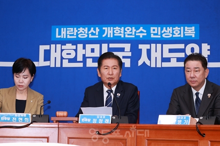 ▲정청래 민주당 대표(가운데)가 10월 10일 국회에서 열린 최고위원회의 모두 발언에서 “한 손에는 민생, 한 손에는 개혁의 깃발을 들고 흔들림 없이 나아가겠다”라고 강조하고 있다. Ⓒ영등포시대