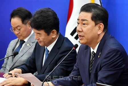 ▲김병기 원내대표(오른쪽)가 10월 14일 국회에 열린 국정감사대책회의 모두 발언에서 “국정감사는 국민을 위해 존재한다”라고 강조하고 있다. ⓒ영등포시대