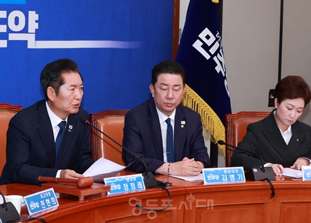 ▲정청래 대표(왼쪽)가 10월 15일 국회에서 열린 최고위원회의 모두 발언에서 “우리 청년의 캄보디아 납치, 사망 사건은 매우 위중한 일이다”라며 “민주당도 집권당으로서 사태 해결에 총력을 다하겠다”라고 밝히고 있다. Ⓒ영등포시대 