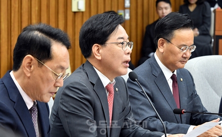 ▲송언석 국민의힘 원내대표가 10월 17일 국회에서 열린 국정감사 대책 회의 모두 발언에서 “이재명 정부의 10·15 부동산 정책으로 국민의 절망과 혼란이 점점 더 커지고 있다”라고 강하게 비판하고 있다. Ⓒ영등포시대 