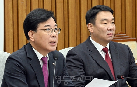 ▲송언석 국민의힘 원내대표(왼쪽)가 10월 21일 국회에서 열린 국정감사 대책 회의 모두 발언에서 이재명 정부의 부동산 정책에 대해 “시장에 대한 무능을 넘어서고 있다”라고 맹공을 퍼붓고 있다. Ⓒ영등포시대 