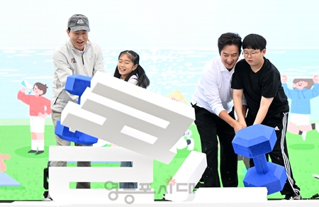 ▲오세훈 서울시장이 26일(일) 오후 여의도한강공원 이벤트광장에서 열린 9988 체력장에서 설탕 조형물 깨기 퍼포먼스하고 있다./이미지=서울시 제공