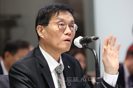 ▲이창용 한국은행 총재가 10월 20일 국정감사에 출석해 의원들의 질의에 답변하고 있다./이미지=공동취재단 