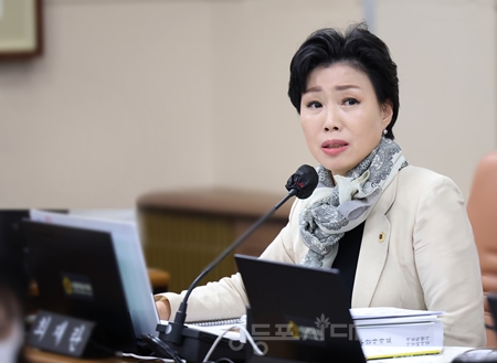 ▲그동안 공공 영역에서부터 ‘근로’를 ‘노동’으로 바꾸자는 논의를 선도해온 최재란 시의원/이미지=최재란 시의원 제공