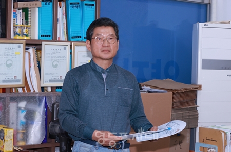 ▲김병규 위원장이 인터뷰 중 지역사업에 관한 내용을 설명하고 있다. Ⓒ영등포시대