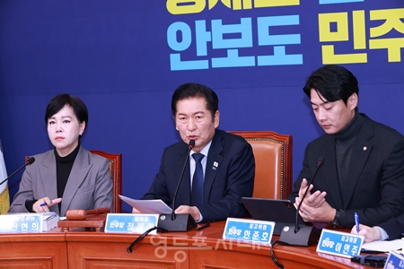 ▲정청래 대표(가운데)가 5일 국회에서 열린 최고위원회의 모두 발언에서 2026년도 예산안에 대해 ‘최고의 타이밍에 최적의 예산안’이다”라고 강조하고 있다. Ⓒ영등포시대 