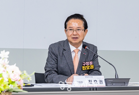 ▲최호권 영등포구청장이 11월 13일 영등포구청에서 기자간담회를 개최하고 데이터센터 건립과 문래공원 재단장, 제2 세종문화회관 건립에 관한 견해를 밝히고 있다./이미지=영등포구 제공