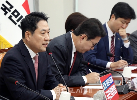 ▲장동혁 국민의힘 대표(왼쪽)가 11월 17일 국회에서 열린 최고위원회의에서 “이재명 대통령이 공직사회를 ‘네 편, 내 편’으로 가르기 위해서 공직자의 핸드폰까지 다 뒤지겠다고 나서고 있다”라고 강하게 비판했다. Ⓒ영등포시대