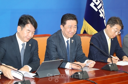 ▲김병기 민주당 원내대표(가운데)가 11월 18일 국회에서 열린 원내대책회 모두 발언에서 “정부와 기업이 원팀으로 한미 관세 협상을 성공적으로 해냈다”라며 “외교에서 원팀으로 성과를 냈듯 이제 경제에서도 함께 결과를 만들어야 한다”라고 강조하고 있다. Ⓒ영등포시대 