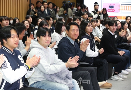 ▲오세훈 서울시장이 19일(수) ‘서울시 청년정책 일자리 분야 신규사업 설명회’ 참석자들과 함께 손뼉을 치고 있다. Ⓒ영등포시대