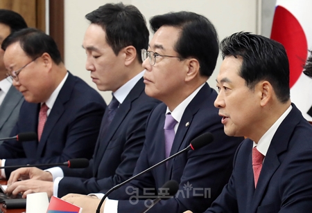 ▲장동혁 국민의힘 대표는 11월 20일 국회에서 열린 최고위원회의 모두 발언에서 “범죄 조직에 가담하면 좋은 자리를 주고, 반기를 들면 손가락을 잘라버리는 조폭 정권이다”라며 박철우 대검 반부패부장을 서울중앙지검장으로 임명한 인사를 강하게 비판하고 있다. Ⓒ영등포시대 