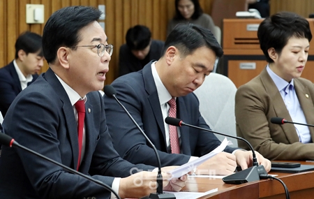 ▲송원석 원내대표(왼쪽)가 11월 21일 국회에서 열린 원내대책회의 모두 발언에서 대장동 항소 포기를 요구한 검사장 18명 전원 고발한 것에 대해 “이재명 정권식 신상필벌의 본질이 무엇인가를 극명하게 보여준다”라고 비판하고 있다.Ⓒ영등포시대