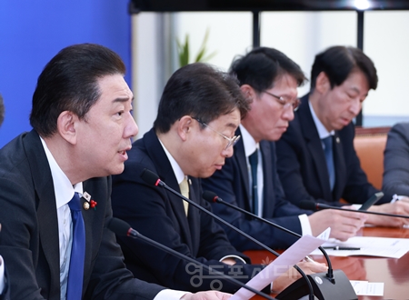 ▲김병기 원내대표가 12월 2일 국회에서 열린 원내대책회의 모두 발언에서 “이재명 정부의 첫 예산안이 드디어 여야 합의로 처리된다”라고 밝히고 있다. Ⓒ영등포시대