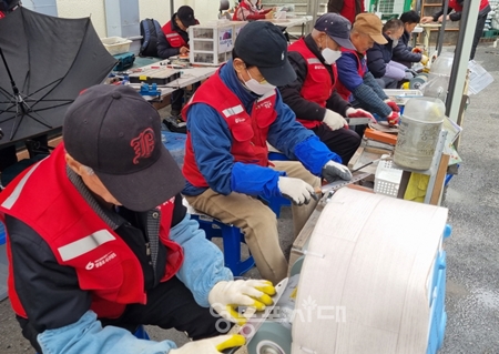 ▲백세건강 어르신일자리(‘영가이버’ - 칼갈이, 우산수리)/이미지=영등포구 제공