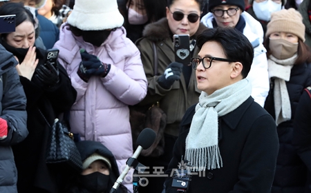 ▲한동훈 국민의힘 전 대표가 12월 3일 지지자들과 함께 국회를 찾아 12·3 내란에 대한 사과와 함께 “우리는 다시 일어설 수 있다”라며 희망의 메시지를 내놓고 있다. Ⓒ영등포시대