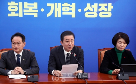 ▲김병기 민주당 원내대표(가운데)가 12월 4일 국회에서 열린 정책조정회의 모두 발언에서 “민주당은 이재명 대통령이 약속한 것처럼 12월 3일을 법정 민주화운동기념일 ‘국민주권의 날’로 제정하겠다”라고 밝히고 있다. Ⓒ영등포시대