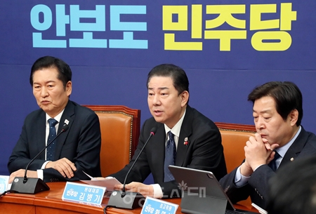 ▲김병기 원내대표(가운데)가 12월 5일 국회에서 열린 최고위원회의 모두 발언에서 “정치 검사들은 더 이상 수사의 주체가 아니라, 철저히 단죄해야 할 대상이다”라고 강조하고 있다. Ⓒ영등포시대 