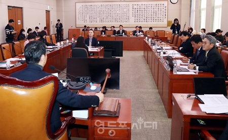 ▲국회 법안심사제1소위원회 김용민 위원장이 12월 5일 회의를 열고 변호사법, 헌법재판소법 등 21건을 의결하고 있다. Ⓒ영등포시대