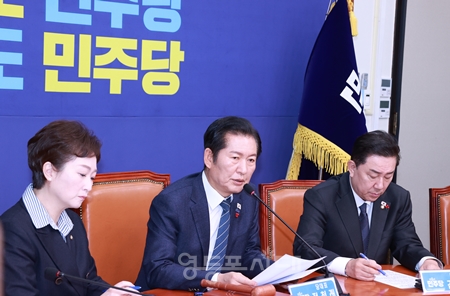 ▲정청래 대표(가운데)가 12월 15일 국회에서 열린 최고위원회의 모두발언에서 “내란 청산은 단순히 어제의 죄를 단죄하는 것이 아니다”라며 내란 청산의 의지를 다졌다. Ⓒ영등포시대