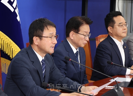 ▲한병도 원내대표(왼쪽)가 9월 1일 국회에서 열린 원내대책회의 모두 발언에서 정기 국회의 중요성을 강조하고 있다. ⓒ영등포시대