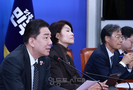 ▲김병기 원내대표(왼쪽)가 12월 16일 국회에서 열린 원내대책회의 모두 발언에서 “(내란)관련자 기소와 사실 규명, 책임 구조의 윤곽까지 의미 있는 성과를 남겼다”라고 강조하고 있다. Ⓒ영등포시대 