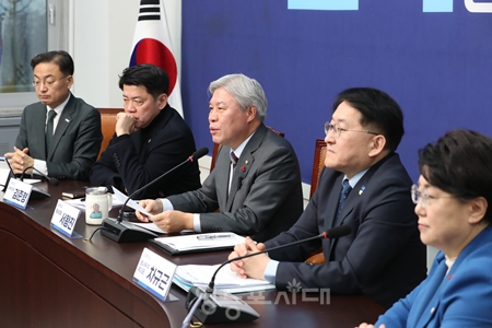 ▲서왕진 원내대표(가운데)가 12월 16일 국회에서 열린 의원총회 모두 발언에서 “국민은 국민의힘 내부에 똬리를 튼 내란 옹호·비호 세력 청산을 요구하고 있다”라고 밝히고 있다. Ⓒ영등포시대